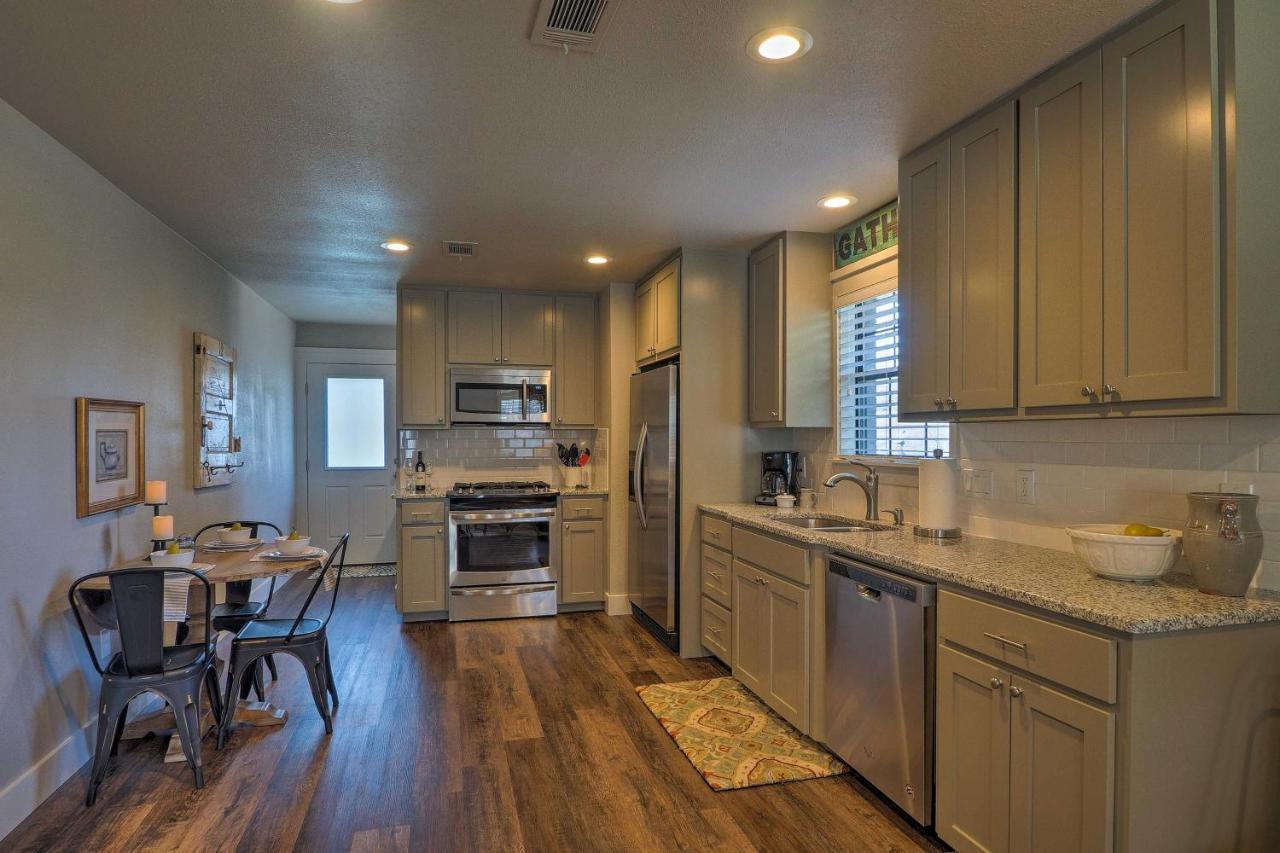 Cozy Home Blocks To Georgetown Square And Su! Exterior photo